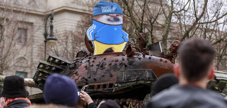 Bellizistische Spaßtruppe: Demo der NAFO mit zerstörtem Panzer v...