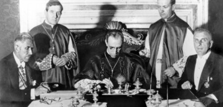 Vertragsschluss. Sitzend: Papen, Pacelli und Buttmann (v. l. n. ...