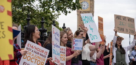 »Junior doctors« am Donnerstag vor dem St. Thomas Hospital in Lo... »Junior doctors« am Donnerstag vor dem St. Thomas Hospital in Lo...