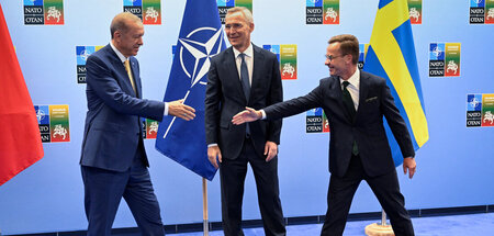 Alles für den Beitritt zum Kriegsbündnis: Erdogan (l.) gibt vor,... Alles für den Beitritt zum Kriegsbündnis: Erdogan (l.) gibt vor,...