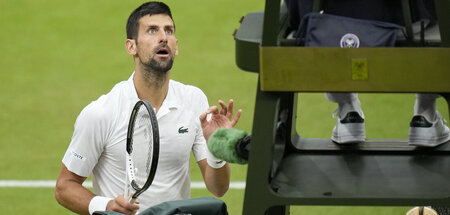 Novak Djokovic diskutiert mit Stuhlschiedsrichter Richard Haigh 