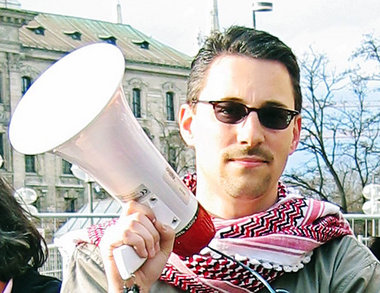 Nick Brauns als Organisator einer kurdischen Kundgebung in Münch...