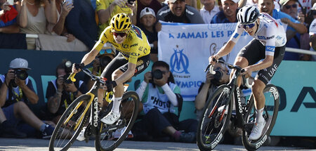 Seite an Seite: Jonas Vingegaard (Jumbo-Visma) und Tadej Pogacar...