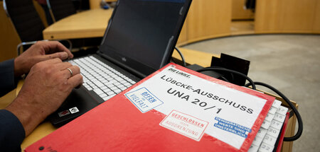 Ordner mit Unterlagen zum Lübcke-Untersuchungsausschuss (Wiesbad...