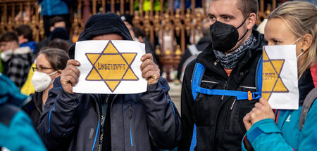 Gegen das Tragen solcher Sterne, die den Holocaust verharmlosen,...