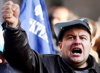 Stahlkocher verlangt bei Protesten in Sofia im Herbst 2008 ausst... Stahlkocher verlangt bei Protesten in Sofia im Herbst 2008 ausst...