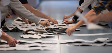 Stoff für Karlsruhe: Wahlhelfer zählen Stimmzettel für die Bunde...