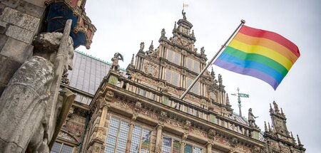 Anstoß für Hetze: Eine Regenbogenflagge öffentlich gehisst, wie ...