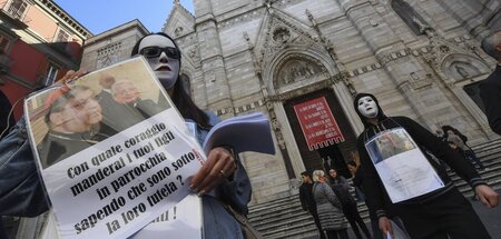 Aufklärung und Gerechtigkeit gefordert: Drei Betroffene protesti...