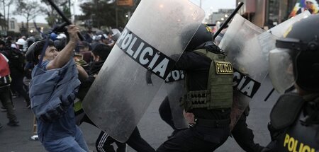 Wie immer mit Gewalt: In Lima treffen Demonstranten und Einsatzk...