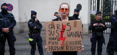 Frauen verlangen fundamentale Menschenrechte: Protest vor dem po...