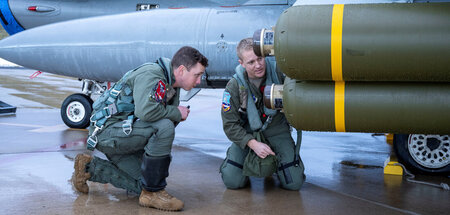 Tödliche Fracht: Piloten der US-Armee inspizieren Streubomben (U...