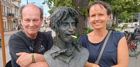 Der Autor (l.) und eine unbekannte Begleiterin an der Zappa-Büst...