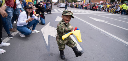 Warten auf die Militärparade am kolumbianischen Unabhängigkeitst...