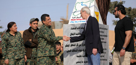 Handschlag vom Verbündeten: SDK-Kommandant Kobani (M. l.) und US...