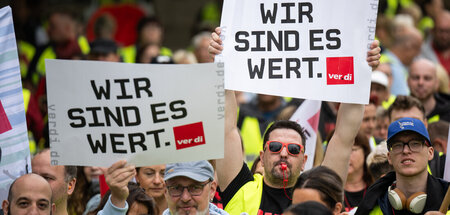 Fordern einen Inflationsausgleich: Beschäftigte des Einzel- und ...