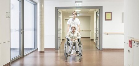 Auf der Suche nach billigem Personal: Krankenpfleger schiebt ein...