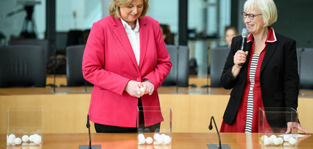 Mit Gewähr? Bundestagspräsidentin Bärbel Bas (l., SPD) zieht zus...