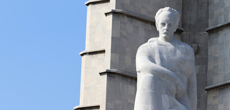 Über der Plaza de la Revolución im Herzen von Havanna: Die Statu...