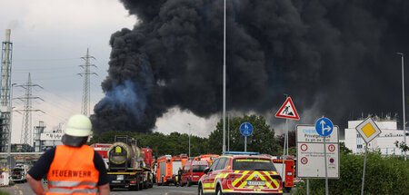 Dicke Rauchwolken über dem Chemiepark (Leverkusen, 27.7.2021)