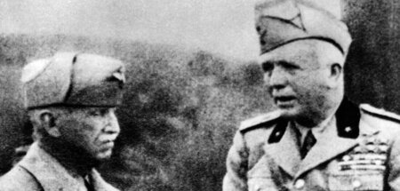 König Viktor Emanuel III. und Pietro Badoglio (r.) im Sommer 194...