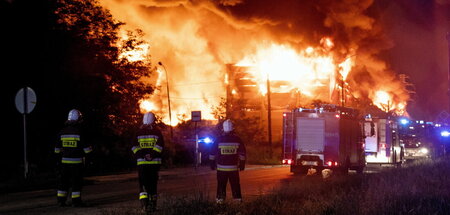Wiederkehrende Katastrophe: Feuer auf einer illegalen Müllhalde ...
