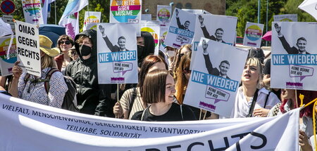 Klare Ansage: Protest von jüngeren und älteren Nazigegnerinnen u...