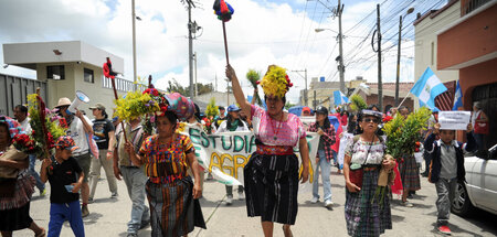 Teilnehmer des »Marsches der Blumen« gegen das Vorgehen der Staa...