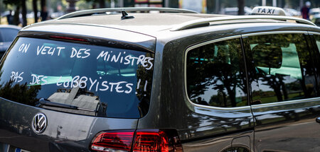 »Wir wollen Minister, keine Lobbyisten« – Taxifahrerprotest gege...