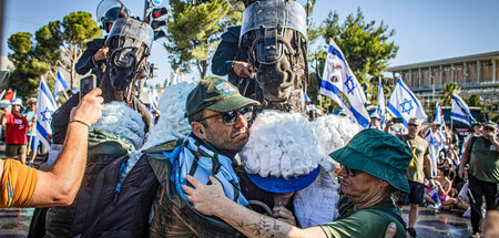 Hoch zu Ross: Polizei versucht die Knesset-Blockade der Gegner d...