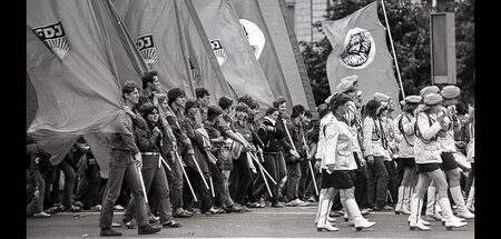 Mit Marx und Engels (verdeckt): FDJ-Zug vor der Humboldt-Univers...