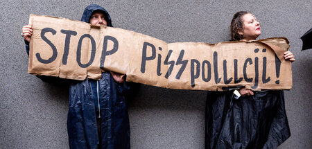Klarer Gegner: »Stoppt Piss-Politik« auf einem Banner vor einer ...