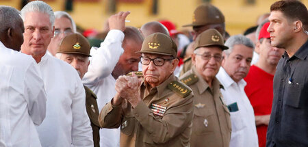 Auch der frühere Präsident, Comandante Raúl Castro, wohnte den F...
