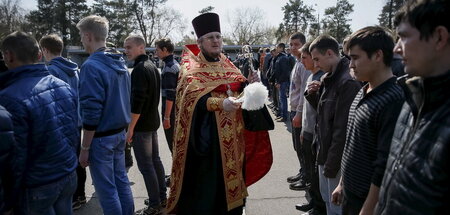 Ukrainischer Priester weiht Rekruten ein (Kiew, 16.4.2015)