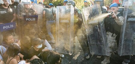 Tränengas gegen eine Blockade von Umweltschützern in Ikizköy (29...