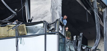 Nach dem Einschlag einer Drohne in einem Geschäftshaus in Moskau... Nach dem Einschlag einer Drohne in einem Geschäftshaus in Moskau...