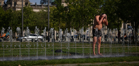 Öffentliche Abkühlung: Brunnen vor dem Reichstagsgebäude in Berl... Öffentliche Abkühlung: Brunnen vor dem Reichstagsgebäude in Berl...