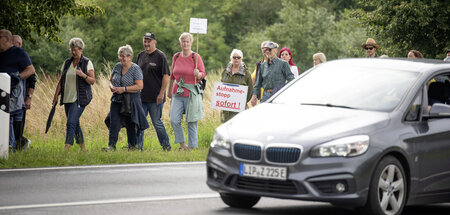 Gegner der geplanten Unterkunft versammeln sich am Freitag an de... Gegner der geplanten Unterkunft versammeln sich am Freitag an de...