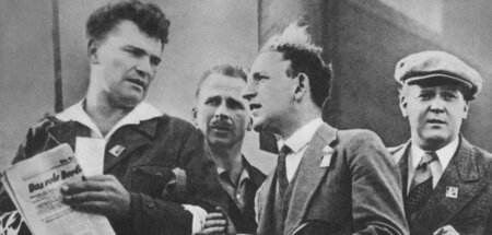 Ansprache an die Massen: Albert Kuntz (1. v. l.), Walter Ulbrich...