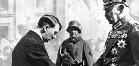 Symbolische Ehrerbietung: Adolf Hitler reicht am »Tag von Potsda...