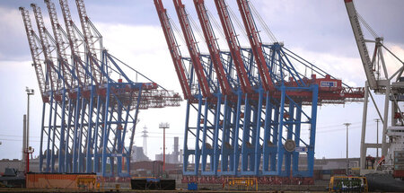 Sinnbildlich: Stillstehende Kräne im Containerterminal (Hamburg,...