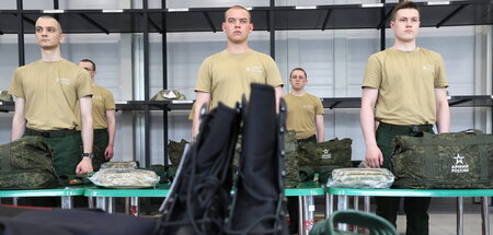 Ungewisse Zukunft: Einberufene Soldaten vor ihrer Abreise im Die...