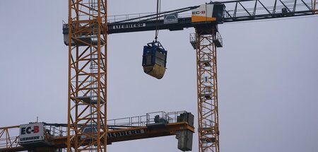 Viel dreht sich derweil nicht: Kräne in der »Hafencity« (Hamburg... Viel dreht sich derweil nicht: Kräne in der »Hafencity« (Hamburg...