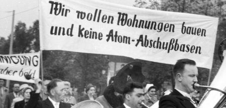 Der traditionelle Umzug zum 1. Mai 1958 des DGB (hier in Hannove...