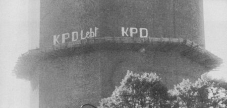 KPD lebt. Losung am Wasserturm in Hamburg-Uhlenhorst 1956
