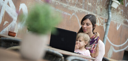 Ein Hoch auf die Kürzungen: Kinder einfach mit zur Arbeit nehmen... Ein Hoch auf die Kürzungen: Kinder einfach mit zur Arbeit nehmen...