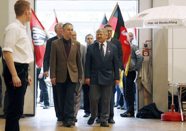 Andreas Molau (l.) gibt sich seriös. Den Machtkampf mit NPD-Chef...