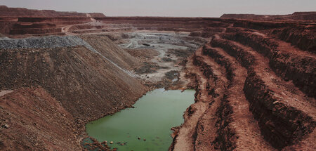 Der größte Urantagebau in Niger ist die Grube von Arlit, die zu ...
