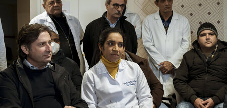 Kubanische Ärztinnen und Ärzte bei einer Pressekonferenz in Locr...
