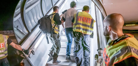 Die Abschiebungen sollen Länder und Kommunen beruhigen: Polizist... Die Abschiebungen sollen Länder und Kommunen beruhigen: Polizist...